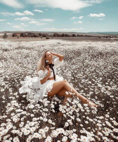 Девушка в ромашковом поле