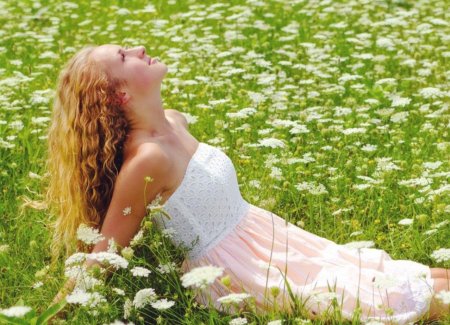 Девушка с ромашками