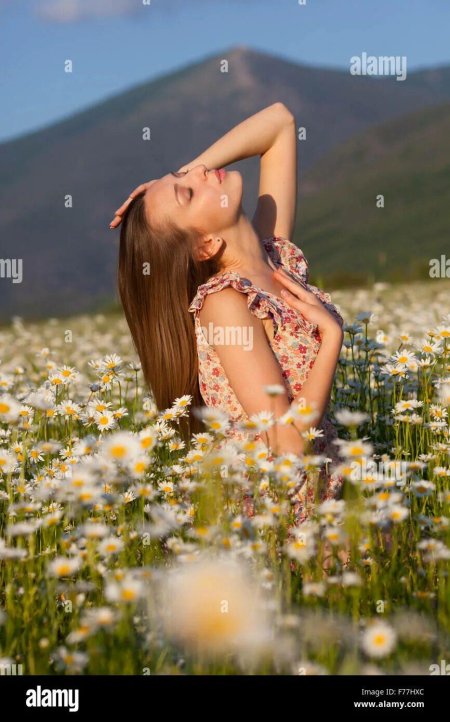 Фотосессия ню в ромашковом поле