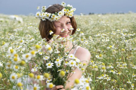 Девушка с ромашками