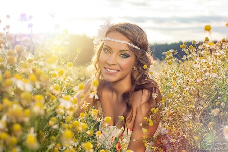 Девушка с ромашками