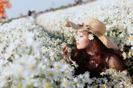Девушка с ромашками