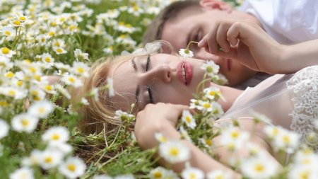 Парень и девушка в ромашках