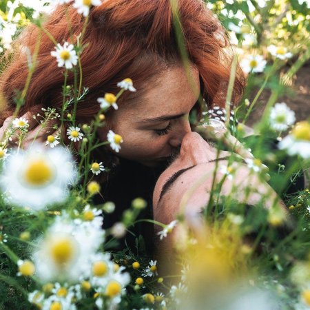 Парень и девушка в ромашках