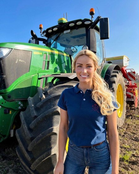 Девушка тракторист