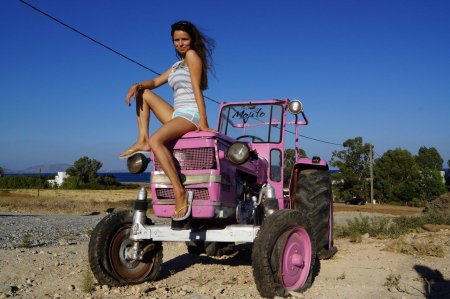 Розовый трактор