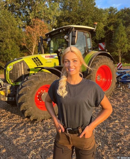 Девушка на тракторе