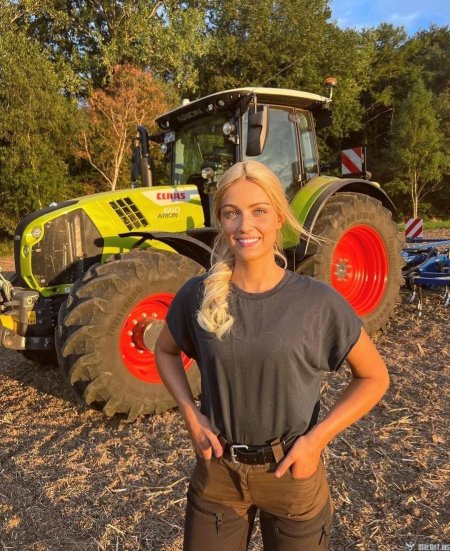 Девушка на тракторе