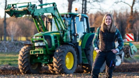 Женщина тракторист