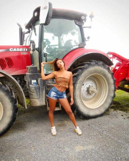 Девушка на тракторе