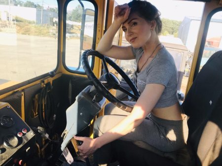 Тракторист в кабине трактора