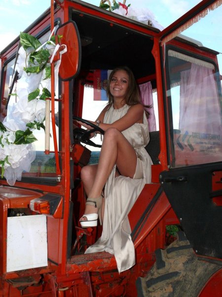 Джулия Фенд трактористка