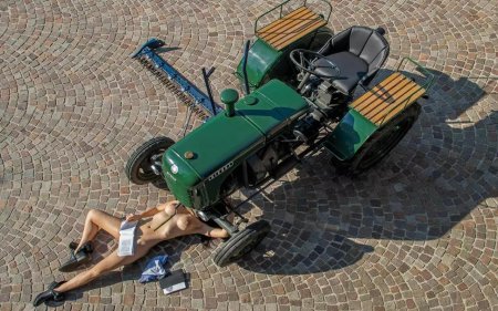 Девушки и сельхозтехника