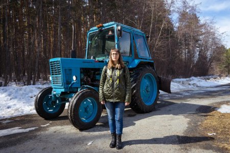Девушка на тракторе