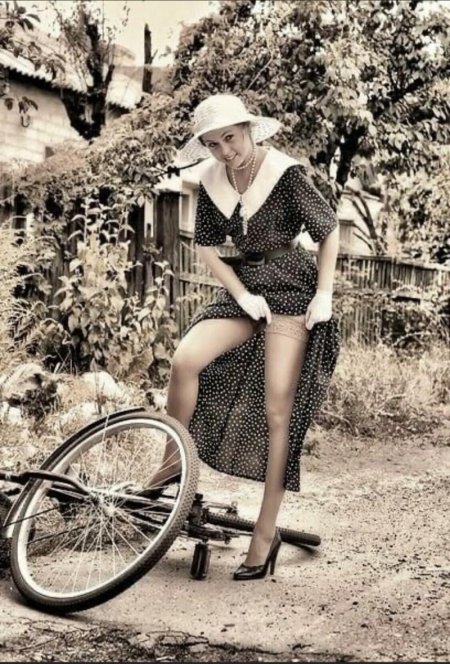 Девушка и велосипед