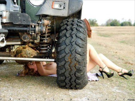 Девушка на тракторе