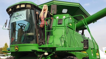 Трактор Джон Дир комбайн