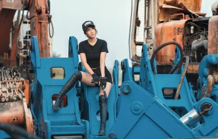 Девушка и экскаватор