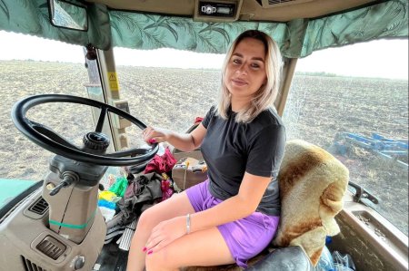 Девушка на тракторе