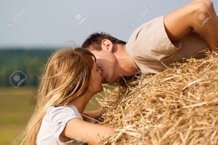 Девушки и парни на сене