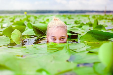 Девочка в болоте