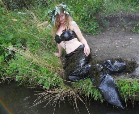 Девушка в болоте