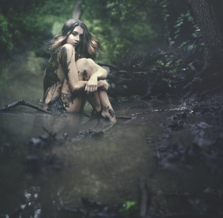 Девушка грязь лес страх