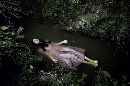 Девушка болото