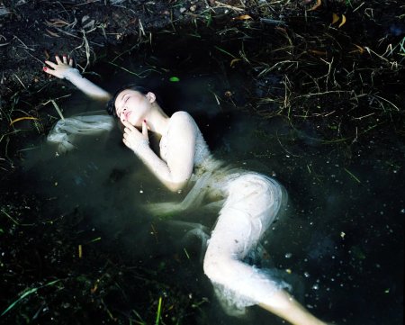Девушка в болоте Sinking in