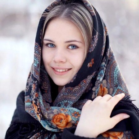 Девушка в платке