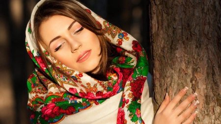 Девушка в платке