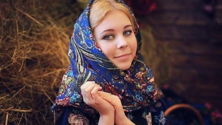 Девушка в платке
