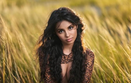 Девушка брюнетка