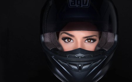 Красивые девушки в шлеме