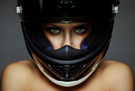 Девушка в шлеме