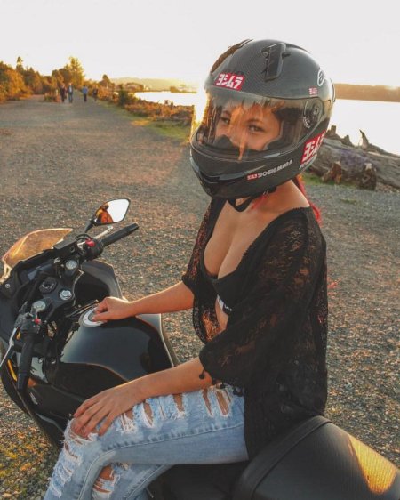 Девушка в шлеме