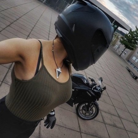 Девушка в шлеме