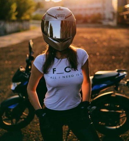 Девушка в шлеме