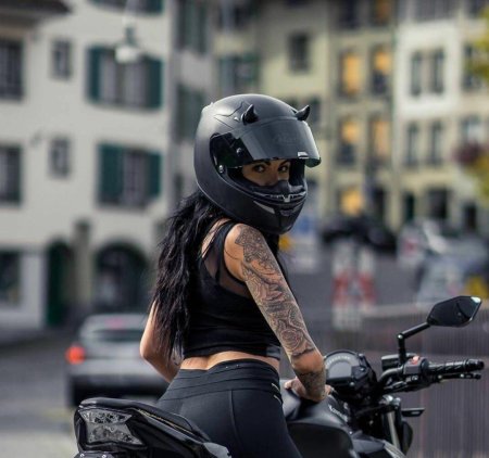 Девушка в шлеме