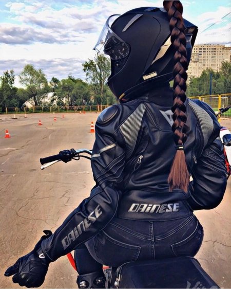 Девушка в шлеме