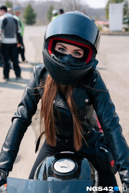 Девушка в шлеме