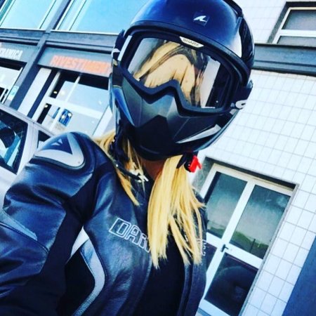 Девушка в мотошлеме