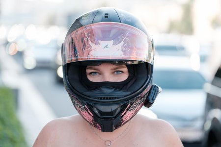 Мотоциклист в шлеме