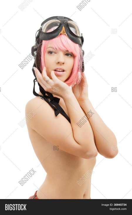 Девушка в шлеме летчика