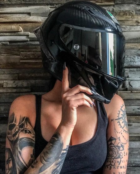 Девушка в шлеме