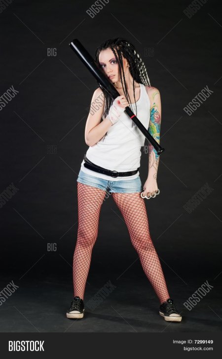 Девочка с бейсбольной битой