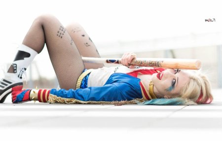 Девушка с бейсбольной битой ню