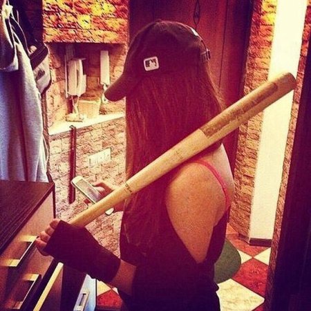 Девушка с битой