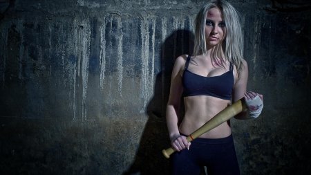 Девушка с битой