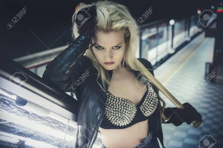 Австралийская актриса и модель с битой